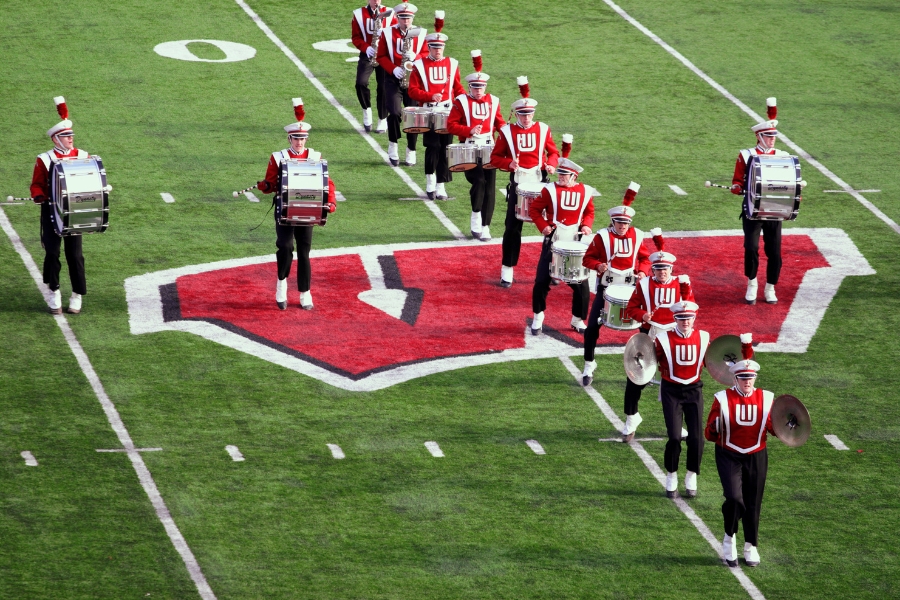 Musikkapelle beim Super Bowl auf dem Footballfeld: Mit Trommeln und roter Uniform