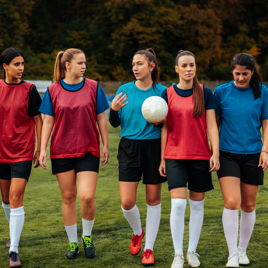 Mädels auf dem Fußballfeld.