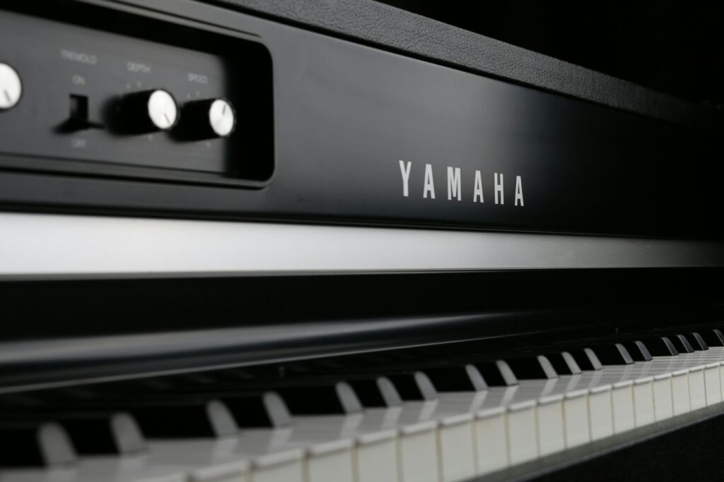 Nah Aufnahme eines Yamaha Klavier in Schwarz weiß