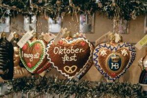 Schaufenster wo Lebkuchen mit Oktoberfest beschriftet sind