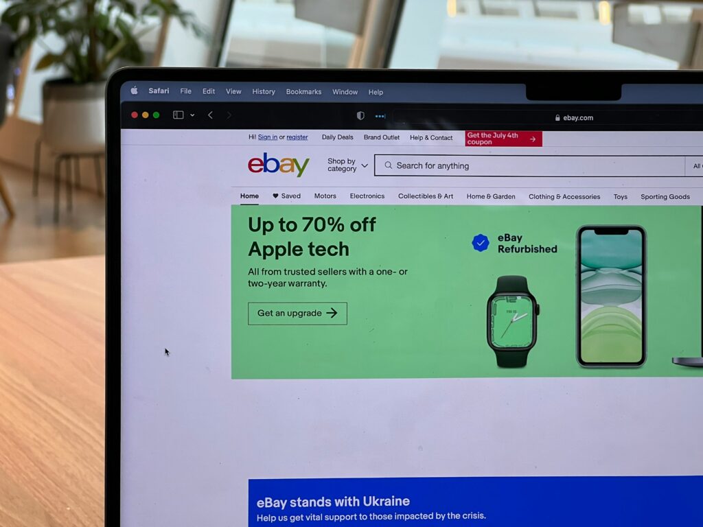 Ein Bildschirm mit Ebay Kleinanzeigen offen