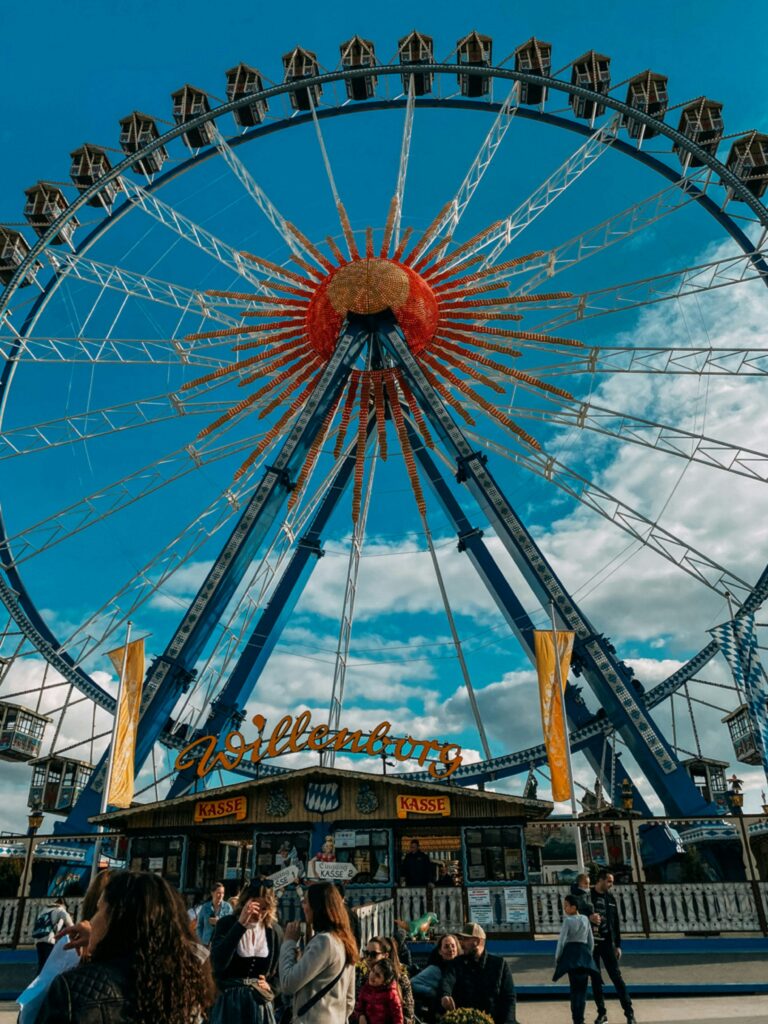 Ein Riesenrad auf dem Oktoberfest