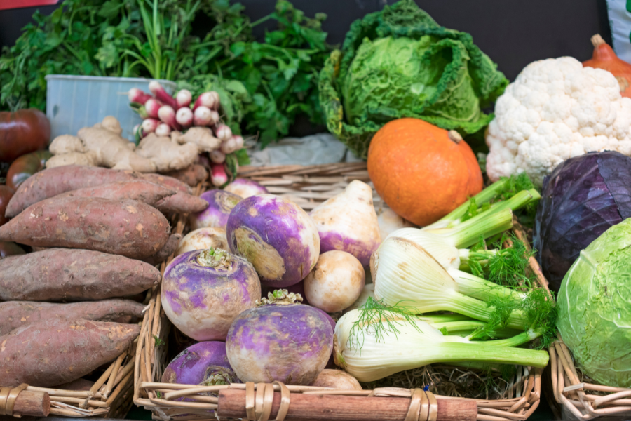 Gemüse auf dem Wochenmarkt im Herbst: Süßkartoffeln, Ingwer, Rote Bete, Wirsing, Kürbis, Rüben, Fenchel, Rotkohl, Blumenkohl, Wirsing, Weißkohl