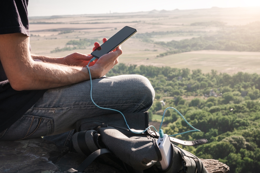 Powerbank auf den Bergen versorgt das Smartphone mit Strom