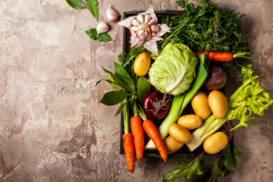 Kochen mit saisonalem Gemüse im Herbst: Kartoffeln, Zwiebeln, Karotten, Lauch, Sellerie, Kohl, Mangold, Rote Bete, Knoblauch