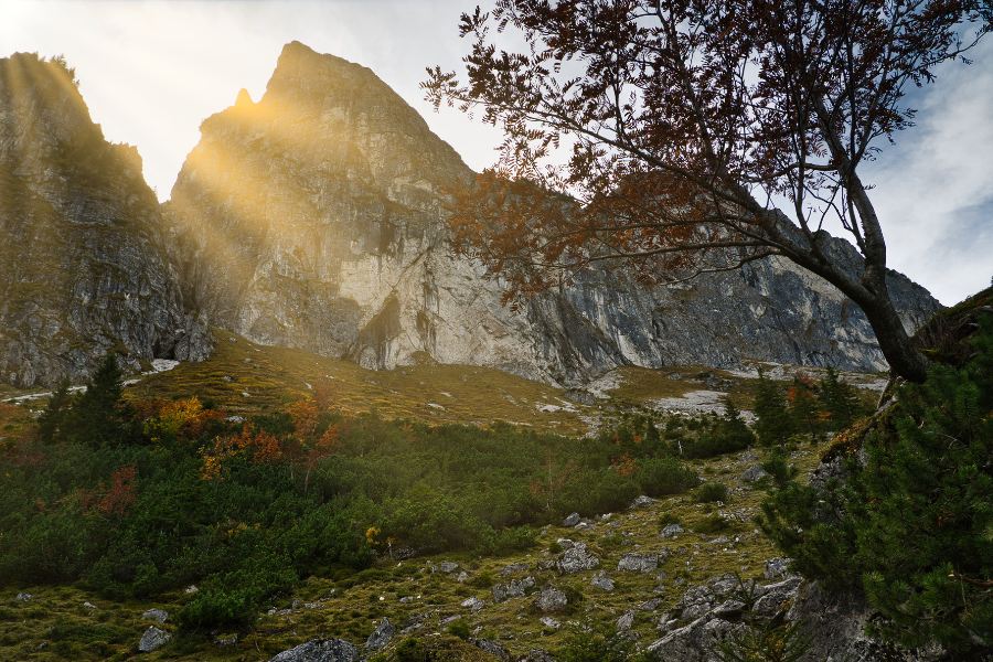 Berge schirmen Abendsonne ab. Wandern im Herbst