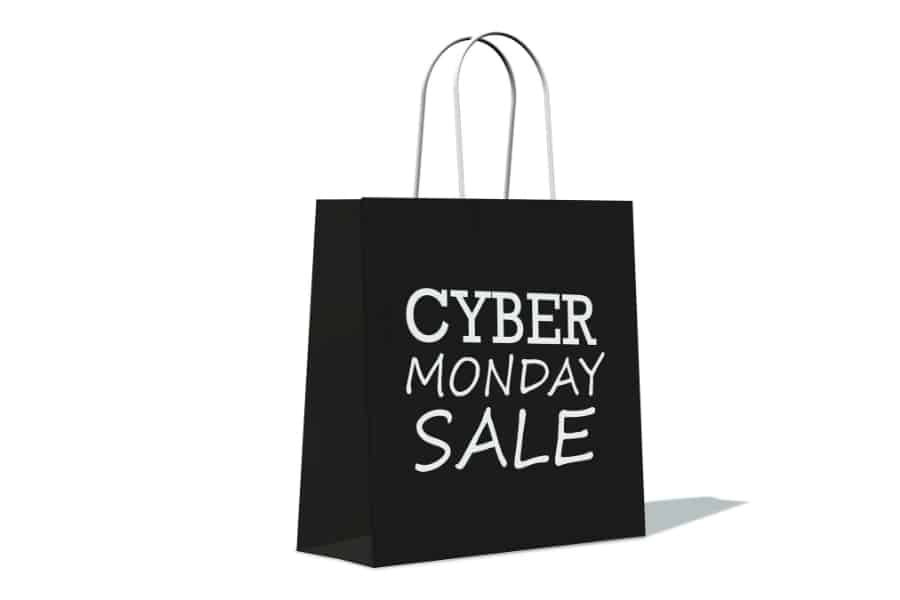 Auf diesem Bild sieht man eine schwarze Einkaufstasche mit der Beschriftung „CYBER MONDAY SALE“