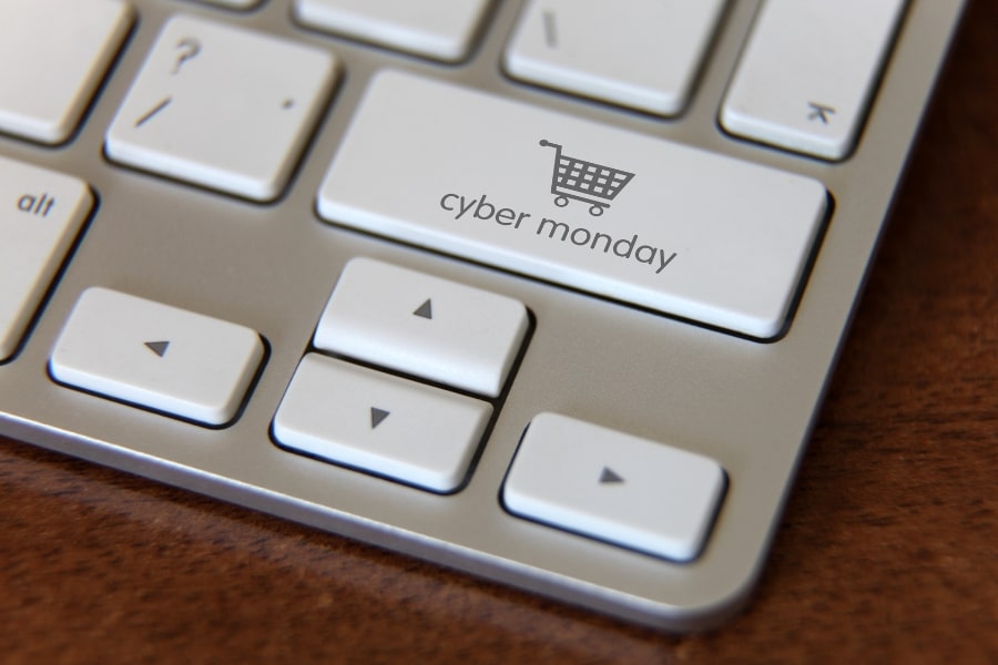 Auf diesem Bild sieht man eine Tastatur, aber eine Taste hat das Logo vom „Cyber Monday“