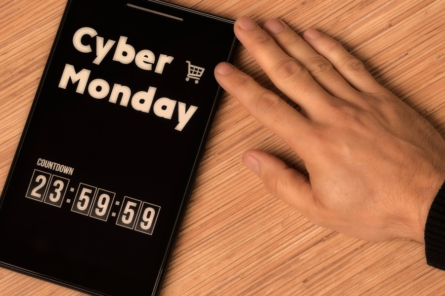 Auf diesem Bild sieht man eine Broschüre mit der Überschrift „Cyber Monday“ und unten drunter ist ein Countdown der 24 Stunden anzeigt.