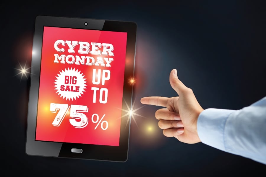 Auf diesem Bild sieht man ein großes Tablet mit der Beschriftung: "CYBER MONDAY BIG SALE UP TO 75%“