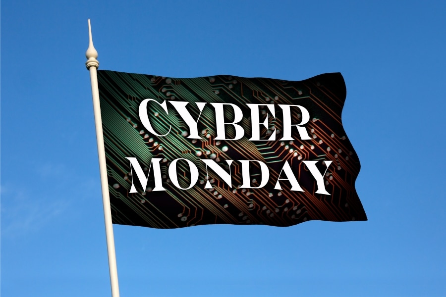 Auf diesem Bild sieht man eine Flagge mit der Beschriftung „CYBER MONDAY“.