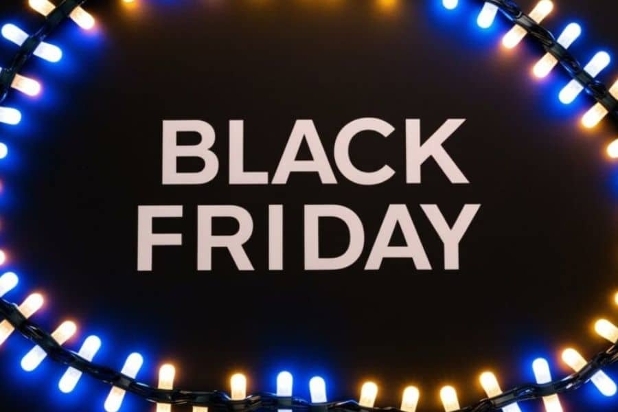 Ein Schriftzug von Sale Black Friday auf einen schwarzen Hintergrund mit bunten LED Ketten 