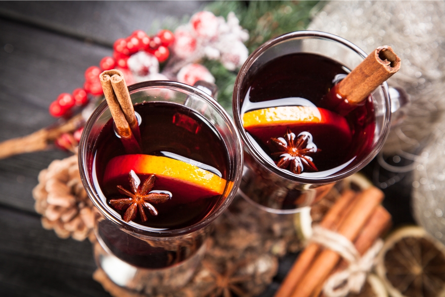 Glühwein. Winterlicher Genuss in Tassen. 