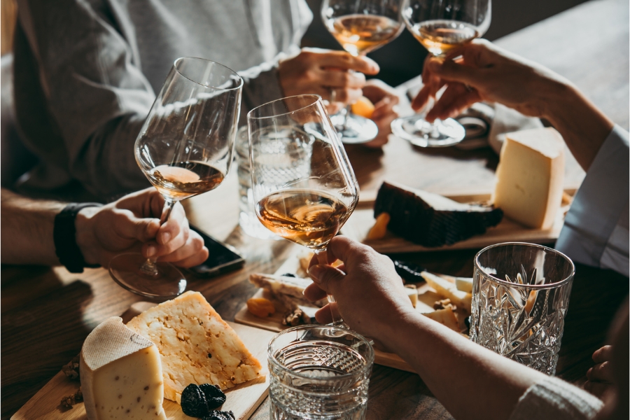 Wein wird angestoßen beim Essen.