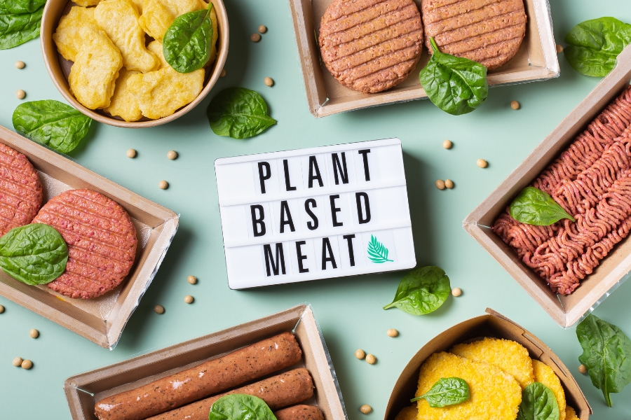 Plant Based Meat, Pattys, Würste, Schnitzel, Hack, Nuggets auf blauen Hintergrund